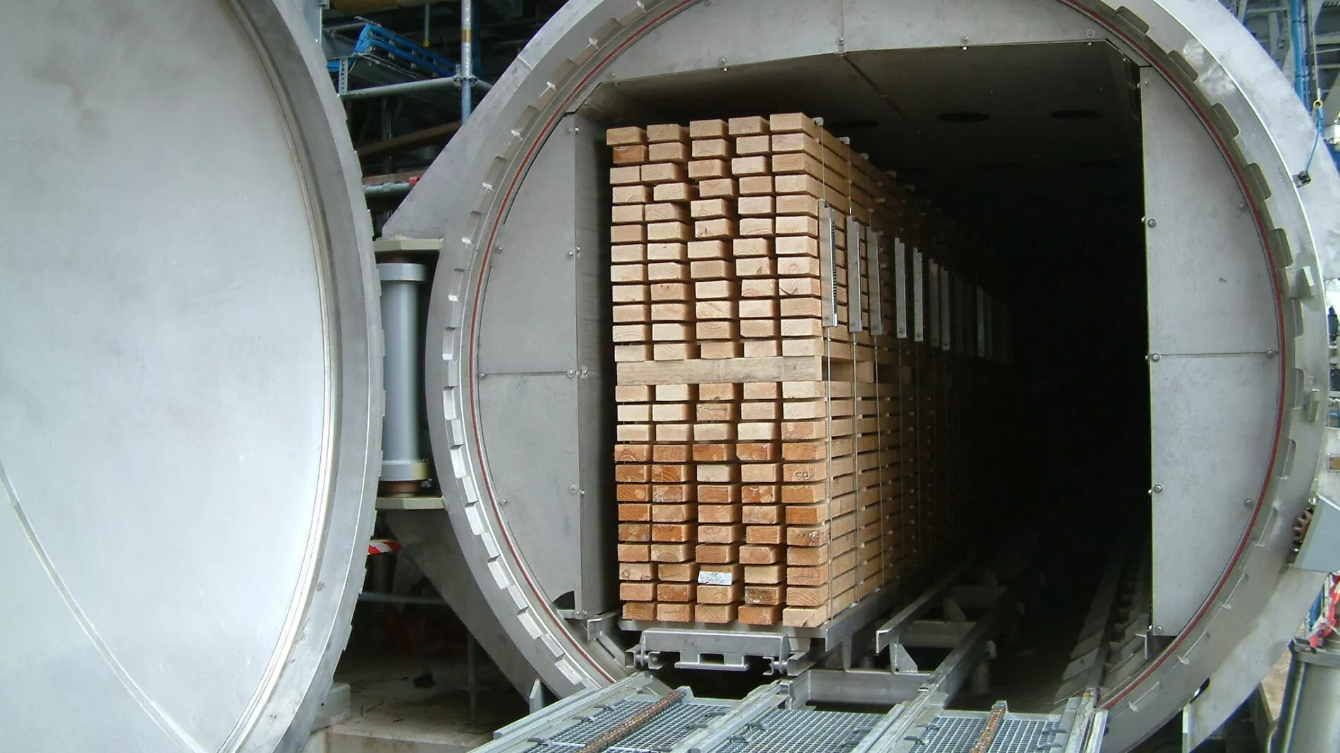 Wood-inside-reactor-1900x1068 accoya acetylation